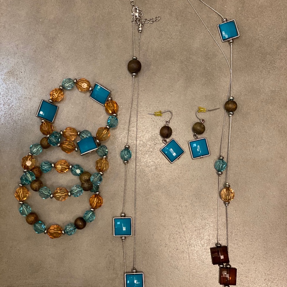 Jewelry set.